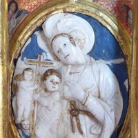 Medallón en alabastro de la Virgen con el Niño - Siglo XVI